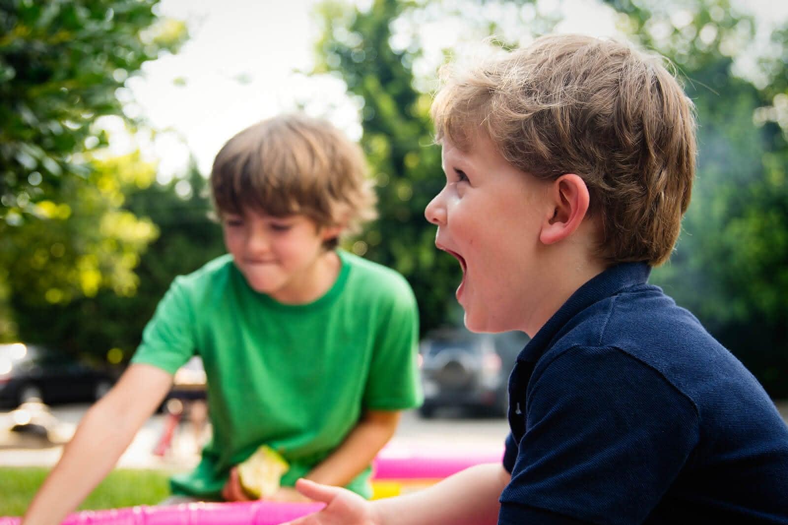 Lachende Kinder im grünen