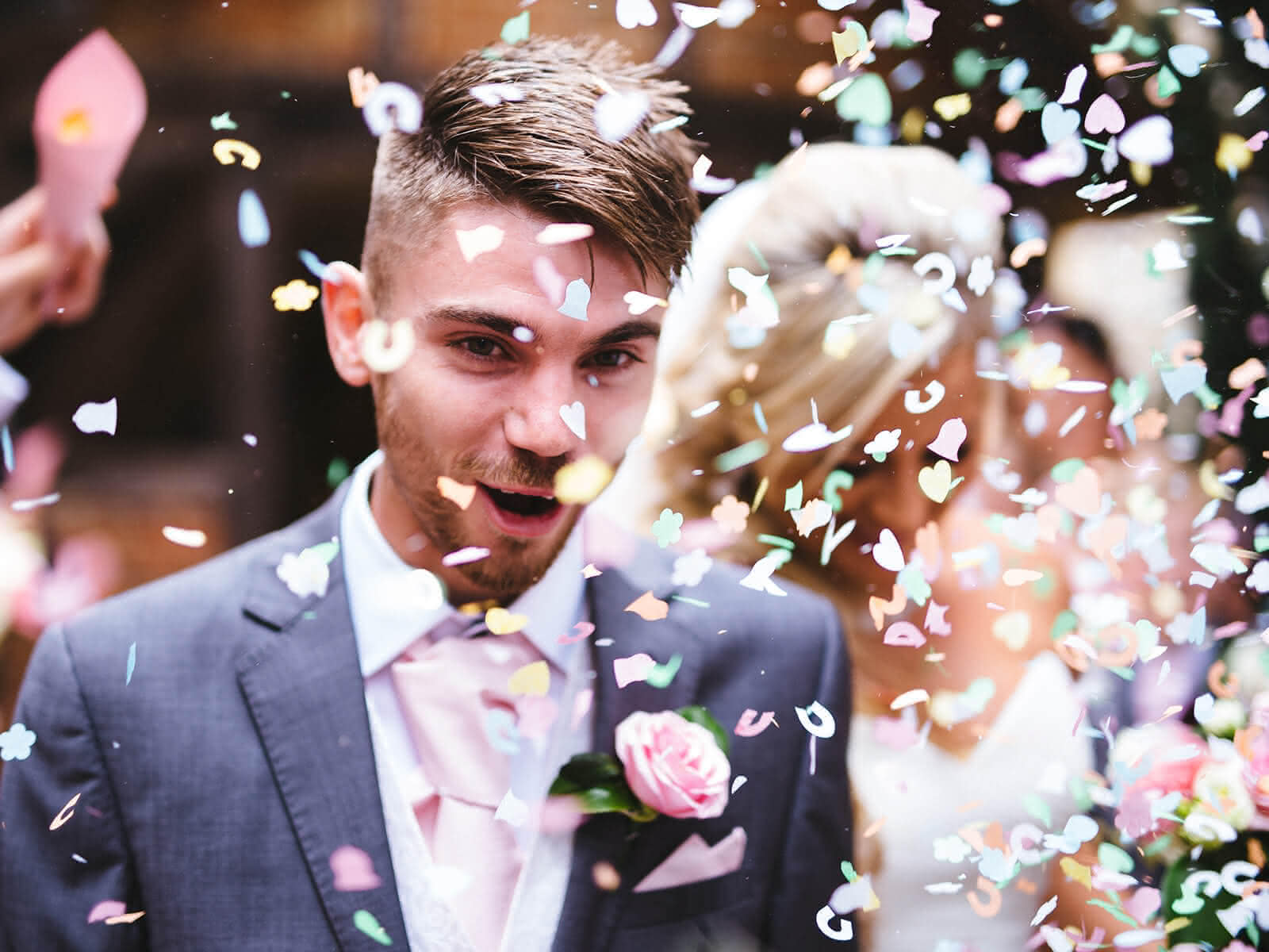 Hochzeitspaar im Konfetti-Regen