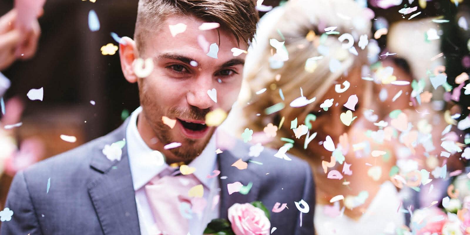 Hochzeitspaar im Konfetti-Regen